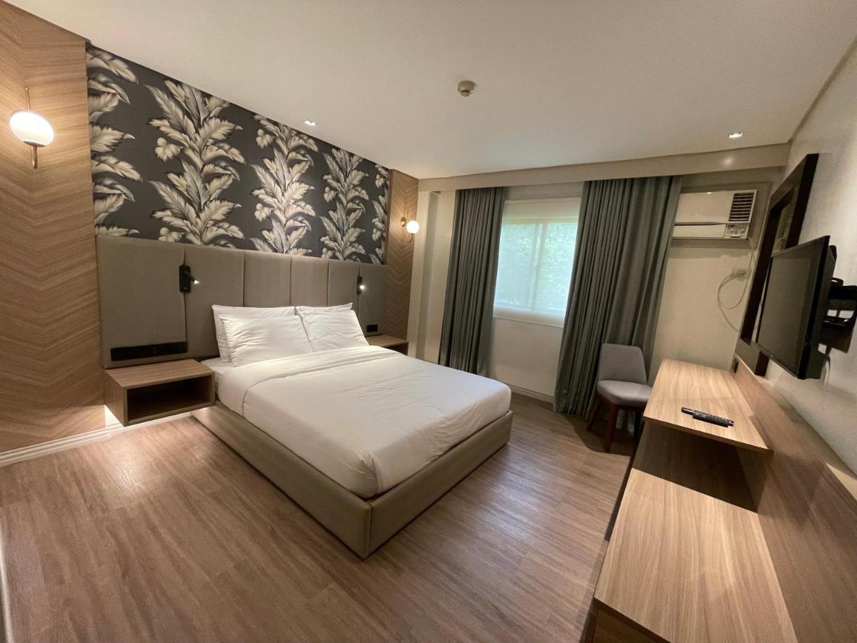 Tarlac City Luisita Central Park Hotel מראה חיצוני תמונה