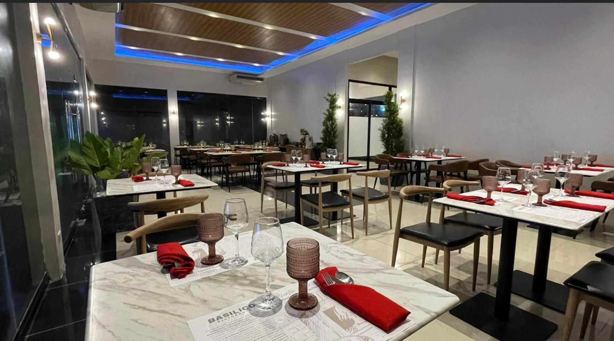 Tarlac City Luisita Central Park Hotel מראה חיצוני תמונה