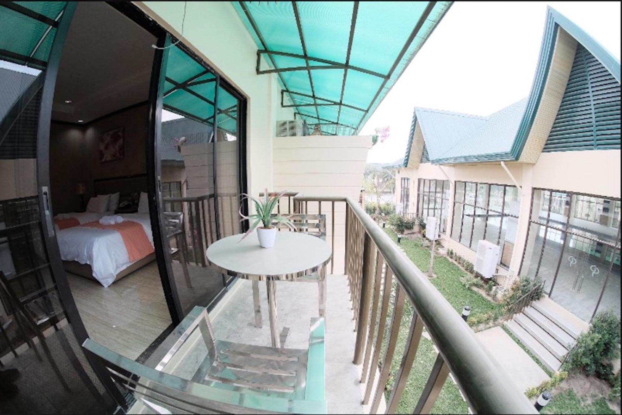Tarlac City Luisita Central Park Hotel חדר תמונה