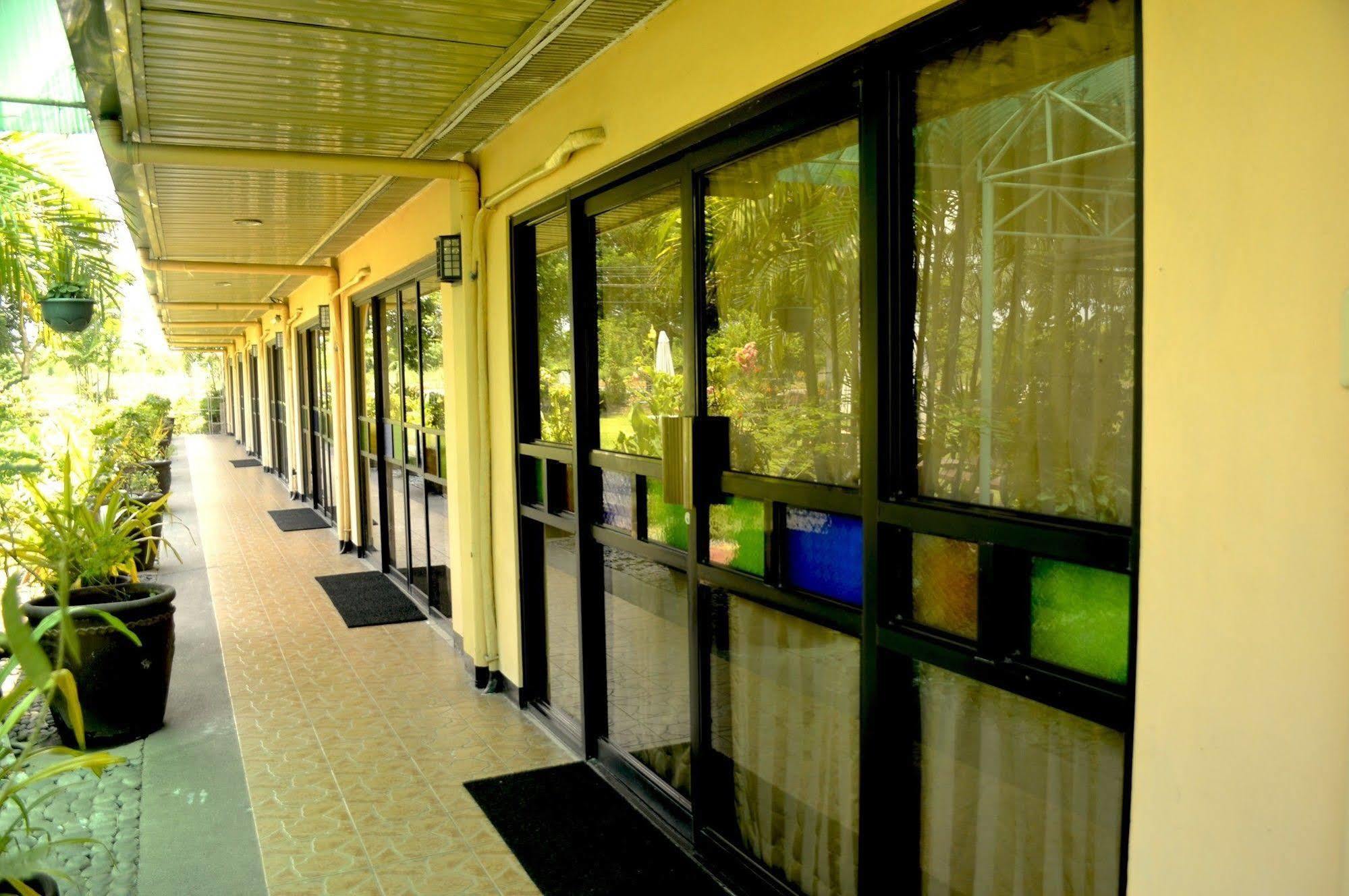 Tarlac City Luisita Central Park Hotel מראה חיצוני תמונה