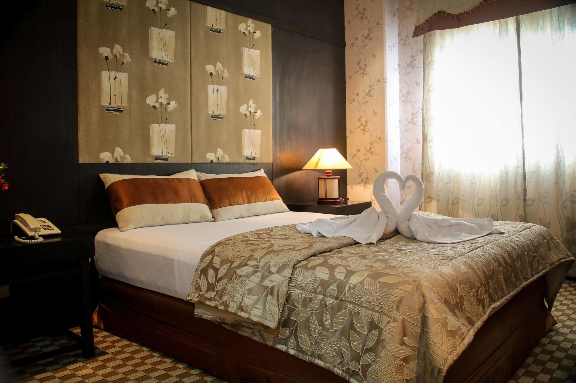 Tarlac City Luisita Central Park Hotel מראה חיצוני תמונה