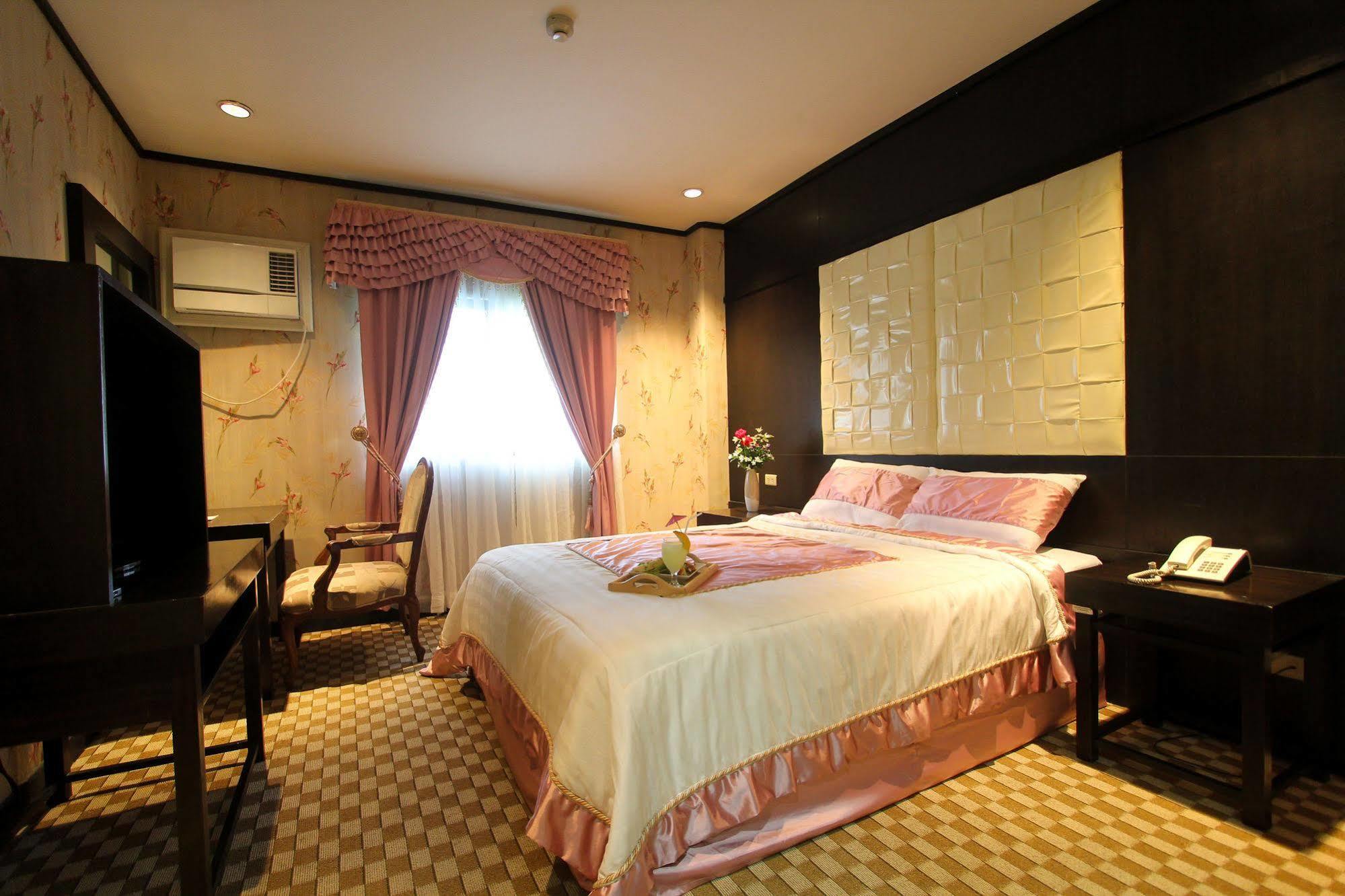 Tarlac City Luisita Central Park Hotel מראה חיצוני תמונה