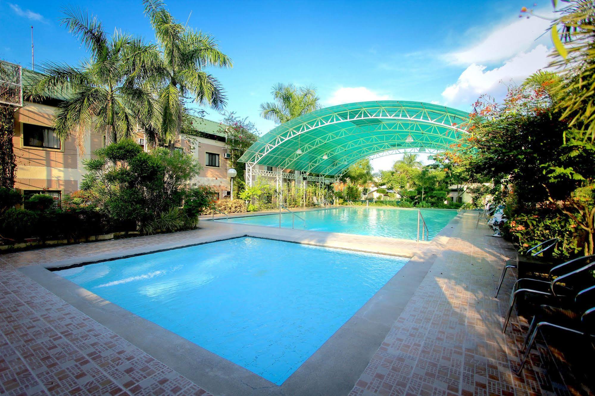 Tarlac City Luisita Central Park Hotel מראה חיצוני תמונה