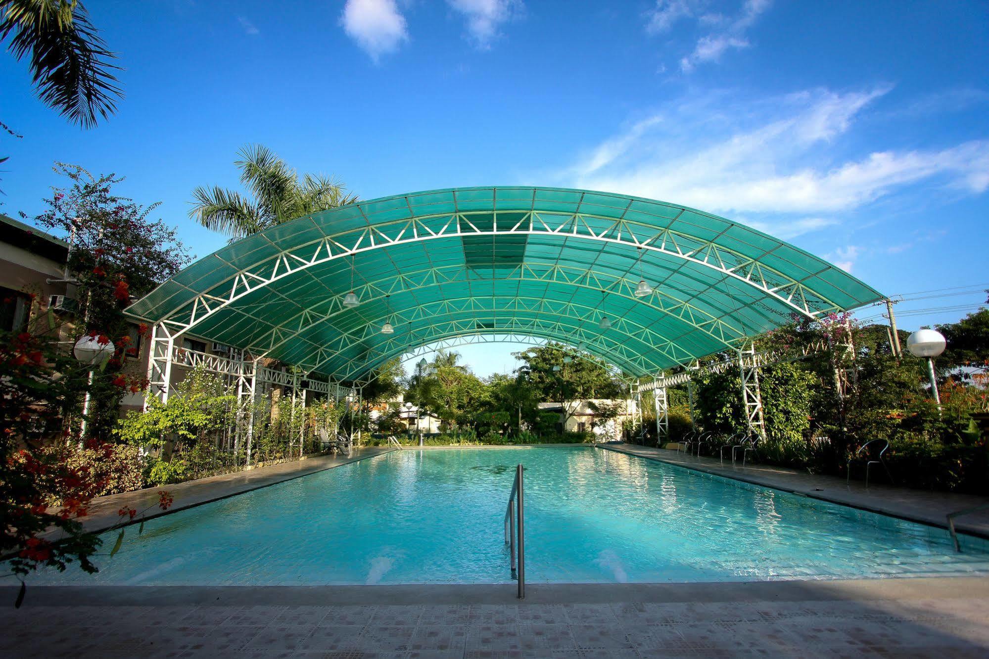 Tarlac City Luisita Central Park Hotel מראה חיצוני תמונה