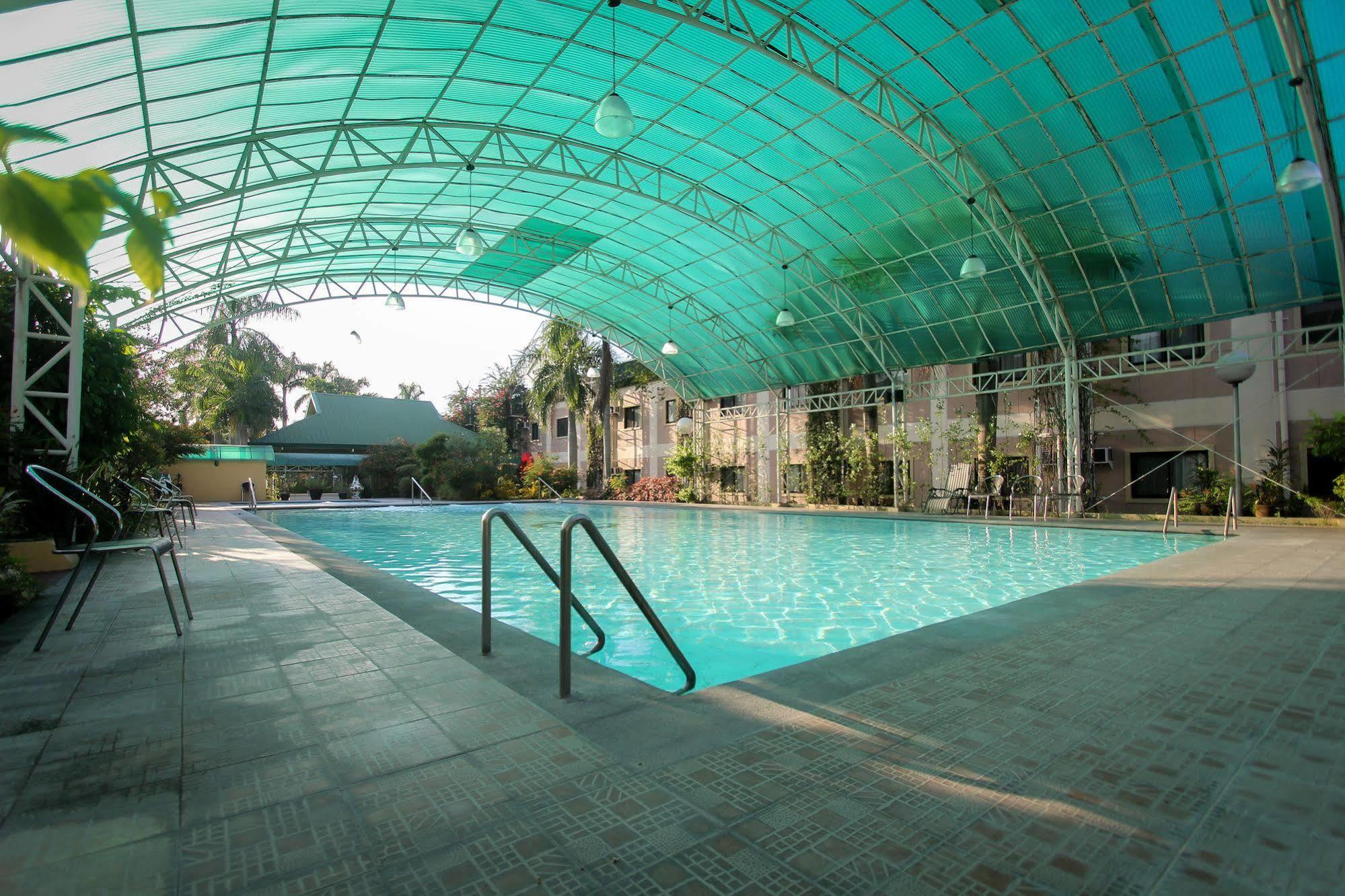 Tarlac City Luisita Central Park Hotel מראה חיצוני תמונה